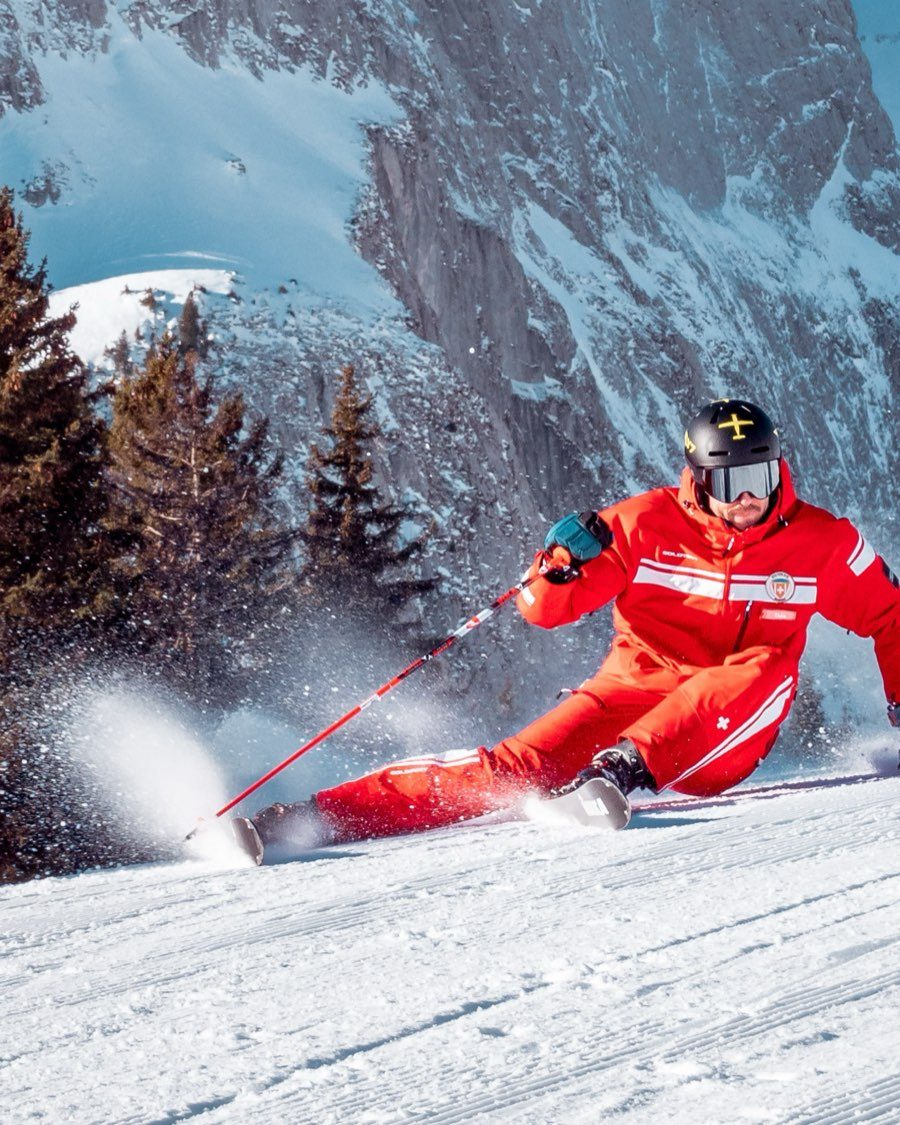 Private ski lessons in Gstaad and Rougemont on an empty piste below the peaks