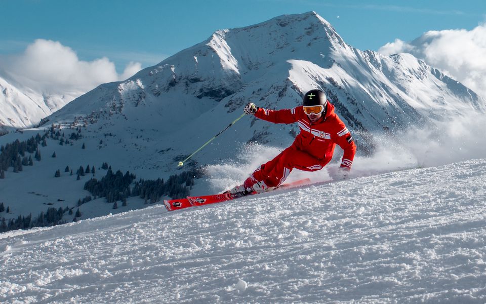 Privater Skilehrer der Schweizer Skischule Rougemont beim Carven auf einer präparierten Piste oberhalb von Rougemont