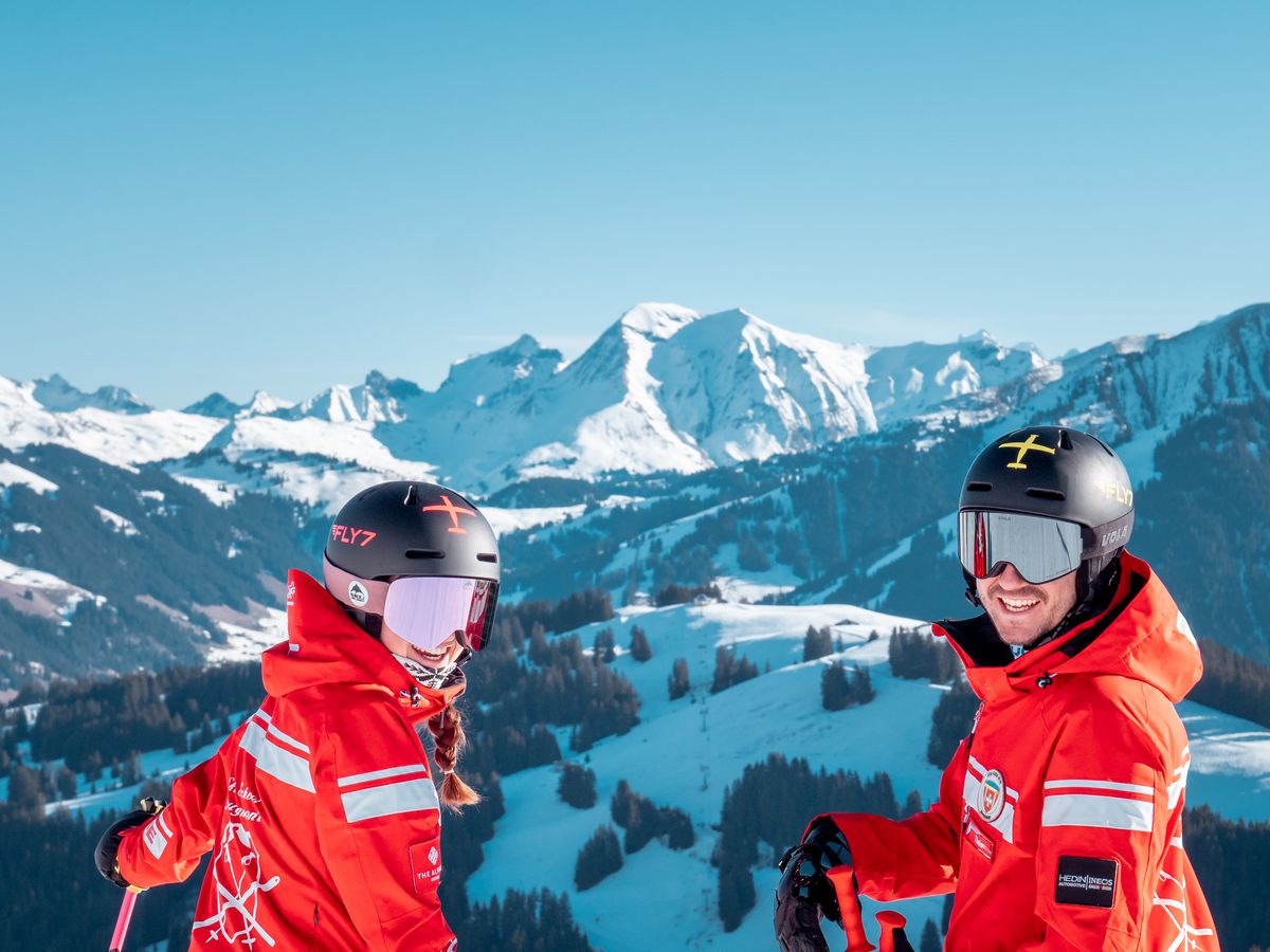 Zwei Skilehrer der Schweizer Skischule Rougemont über dem Saanenland
