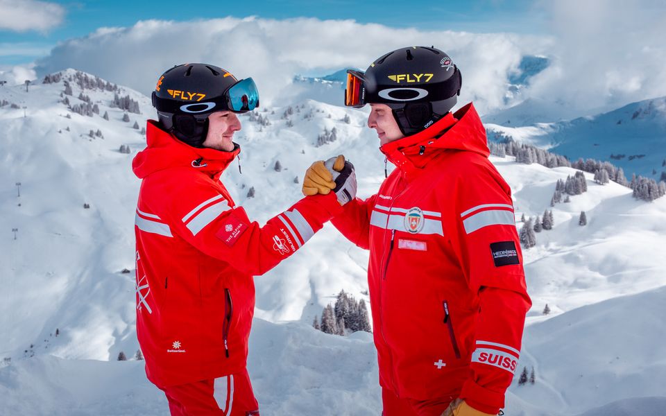 Zwei Skilehrer der Schweizer Skischule Rougemont am Berg oberhalb von Gstaad