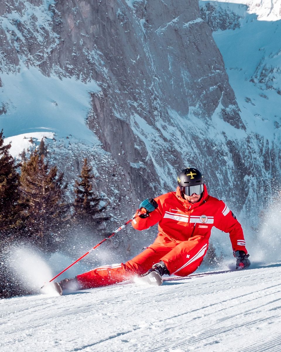 Skilehrer der Schweizer Skischule Rougemont unterhalb der Felswände von La Videmanette, Rougemont